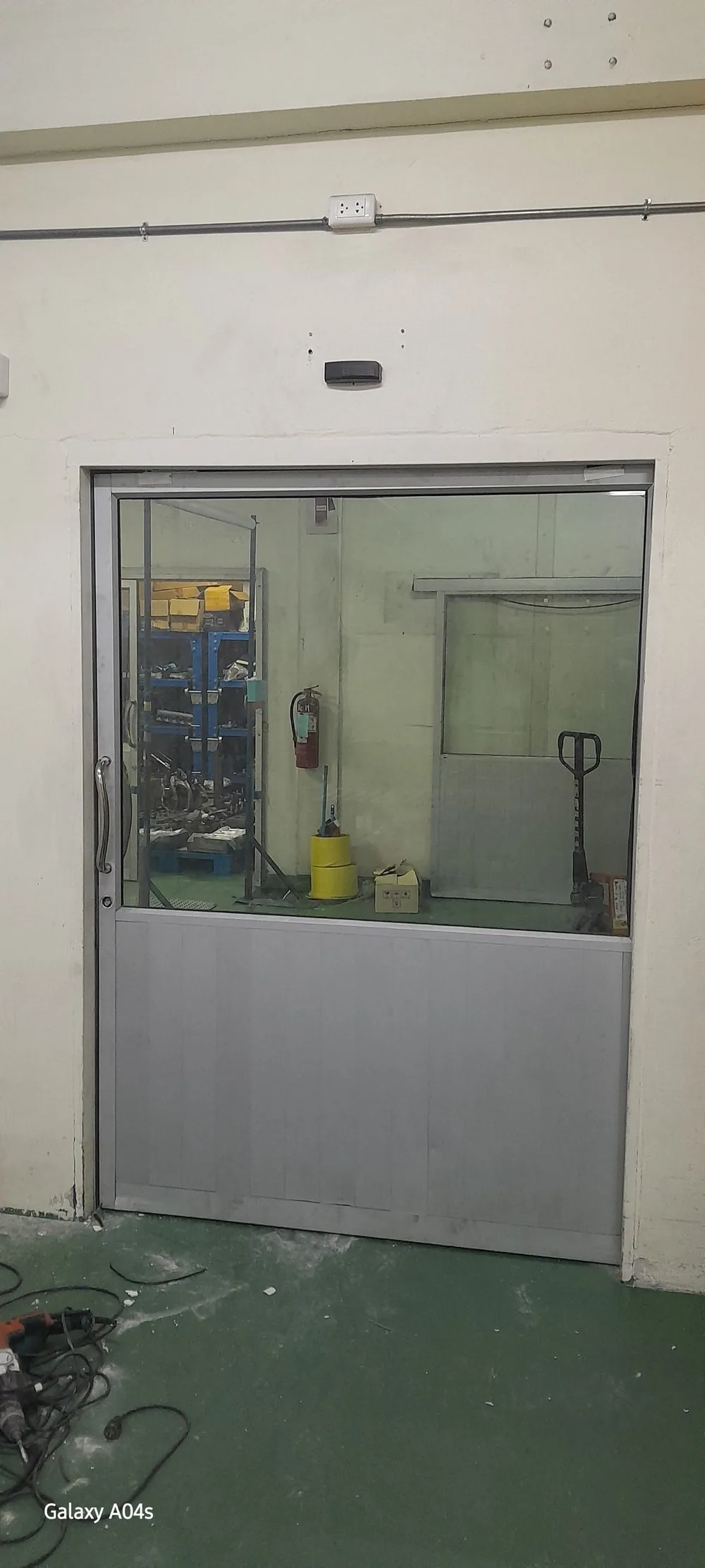 ประตูบานเลื่อนอัตโนมัติ XEKA SD130 ติดตั้งในพื้นที่ปฏิบัติงานและจัดเก็บอะไหล่ พร้อม Microwave Sensor เหนือกรอบประตู