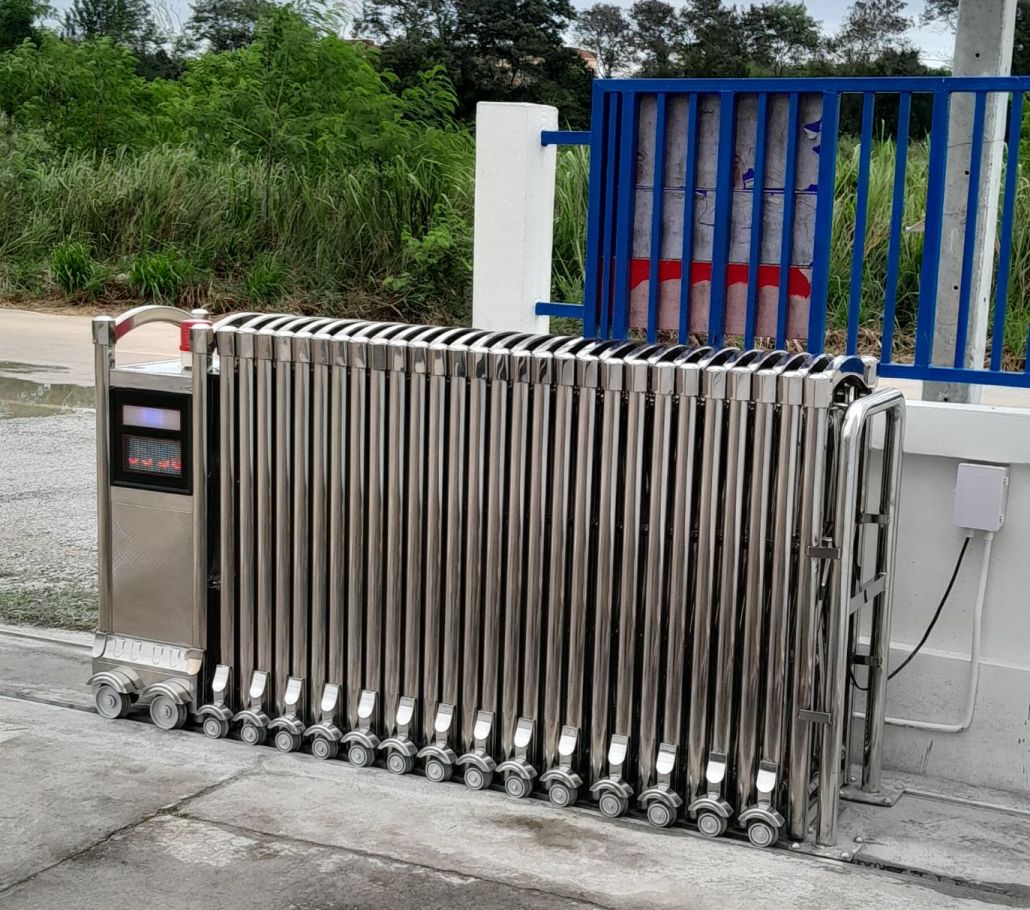 ประตูยืดหด Folding Gate สแตนเลสกำลังเปิดที่ทางเข้าโรงงาน