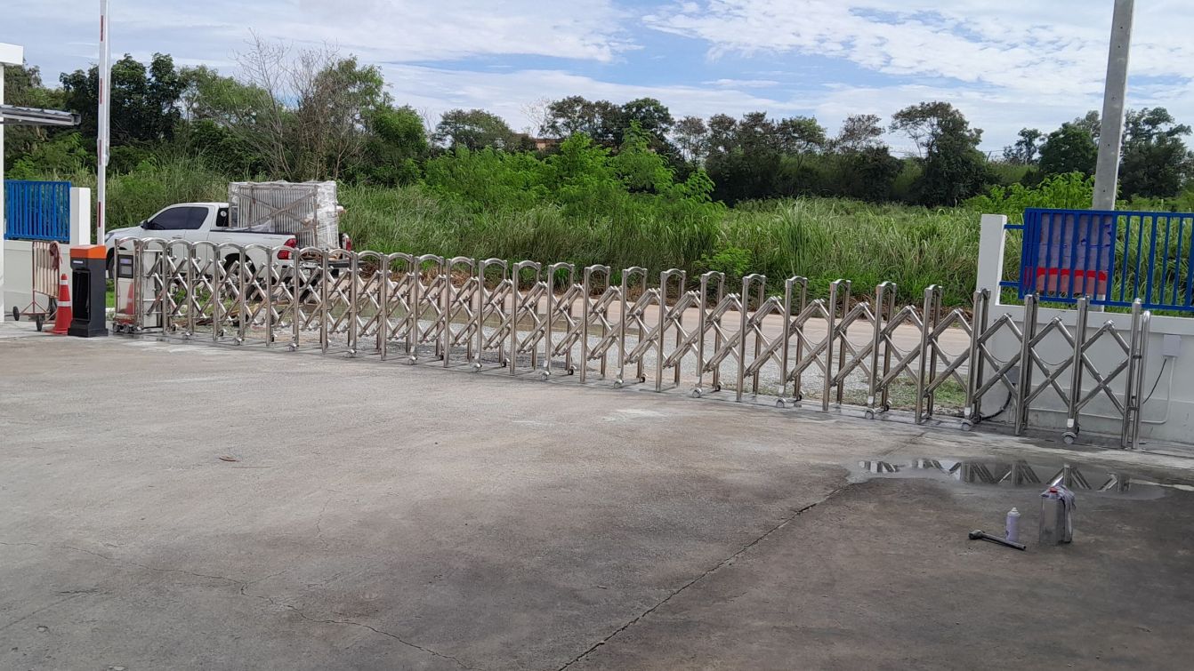 ประตูยืดหด Folding Gate สแตนเลสกางเต็มช่องทางเข้าโรงงาน