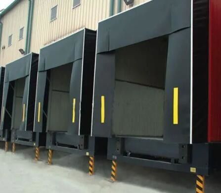 Dock Shelter แบบ Retractable ติดตั้งที่ท่าเทียบรถหลายช่องสำหรับคลังสินค้า